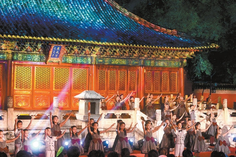 在有566年歷史的先農(nóng)壇慶成宮，一場包含創(chuàng)意裝置展陳、光影秀、情景講述、創(chuàng)意歌舞表演、音樂劇等多種形式的盛會(huì)，帶領(lǐng)嘉賓、觀眾沉浸式體驗(yàn)北京中軸線的文化魅力。