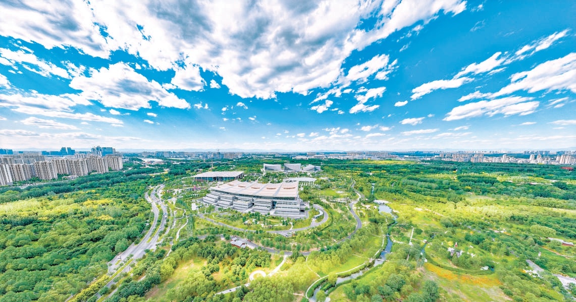 藍(lán)天白云下，綠樹青草映襯著三大文化建筑。