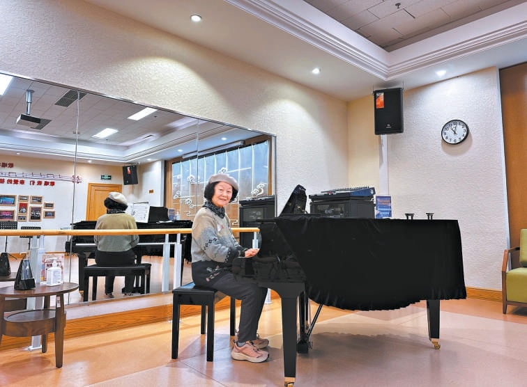 香河大愛城養(yǎng)老中心內(nèi)，北京退休老人江阿姨正在彈鋼琴。