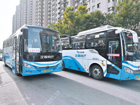 在三河市燕郊，乘客乘坐開往北京方向的京津冀定制快巴。