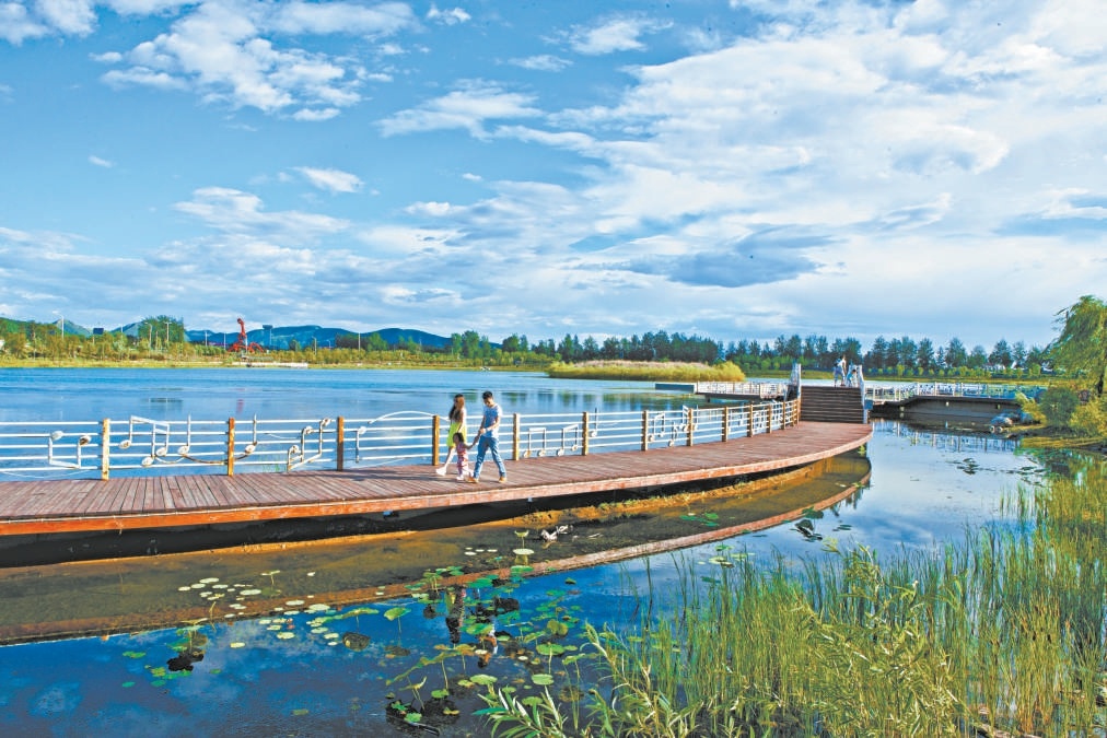 北京的生態(tài)涵養(yǎng)區(qū)已成為名副其實的“大氧吧”“大花園”。圖為市民游客在平谷區(qū)琴湖公園散步游覽。（資料片）
