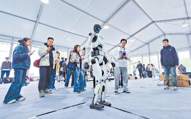 2026北京亦莊人形機器人半程馬拉松大本營內(nèi)，100余支境內(nèi)外賽隊正做最后沖刺。