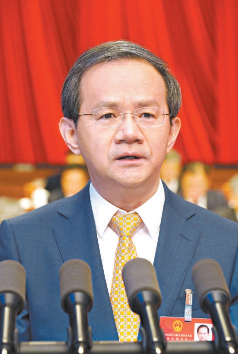 殷勇同志作政府工作報告。