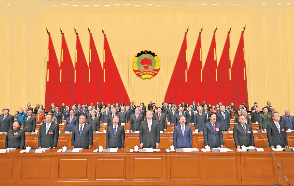 昨天，市政協(xié)十四屆四次會(huì)議隆重開幕。圖為大會(huì)主席臺(tái)。