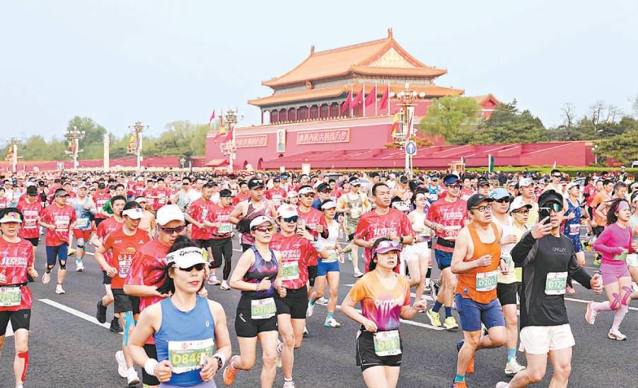 2.2萬(wàn)名跑者共赴春日之約 王文杰許雙雙分奪男女冠軍 北京半馬刷新男子成績(jī)?nèi)珖?guó)紀(jì)錄