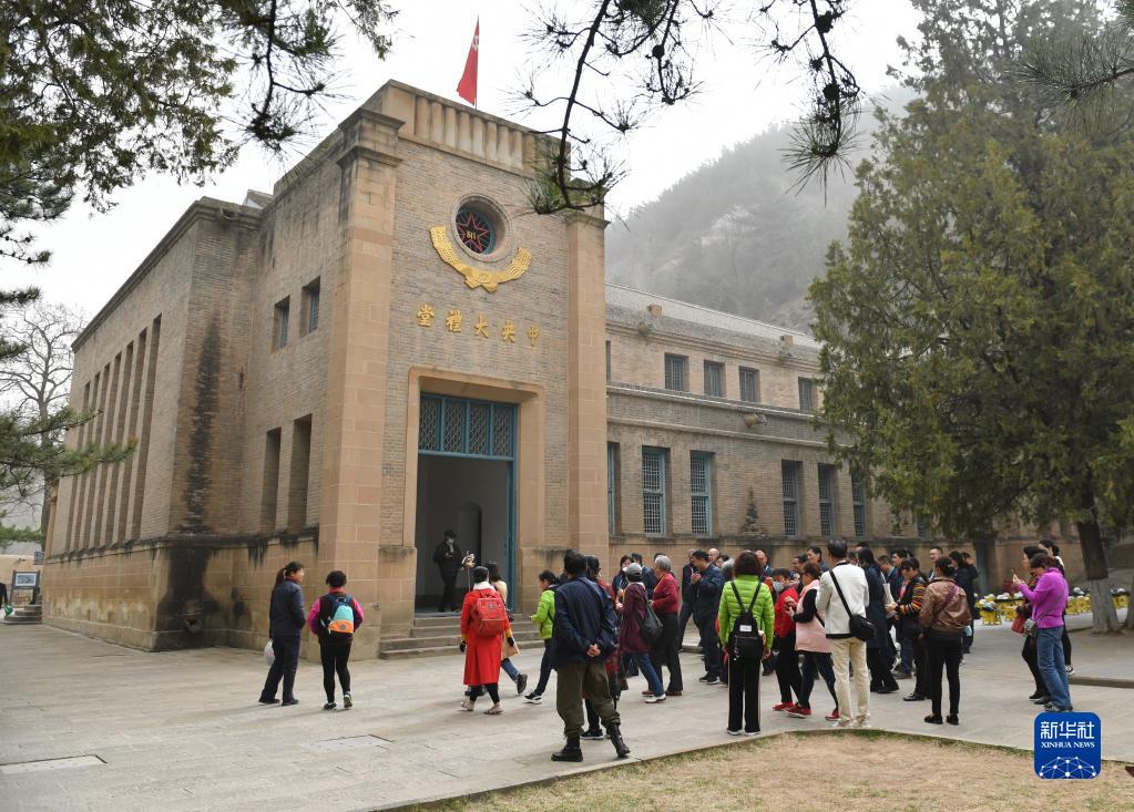 人們在陜西延安楊家?guī)X革命舊址參觀（2021年3月28日攝）。