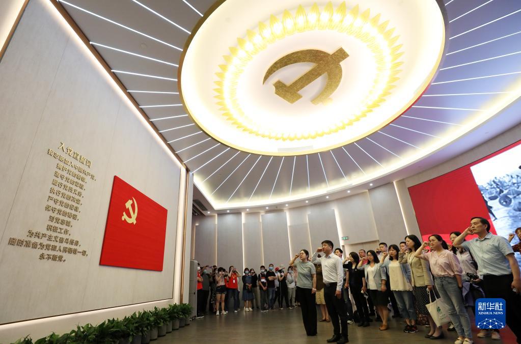 黨員在上海中共一大紀念館里重溫入黨誓詞（2021年6月3日攝）。