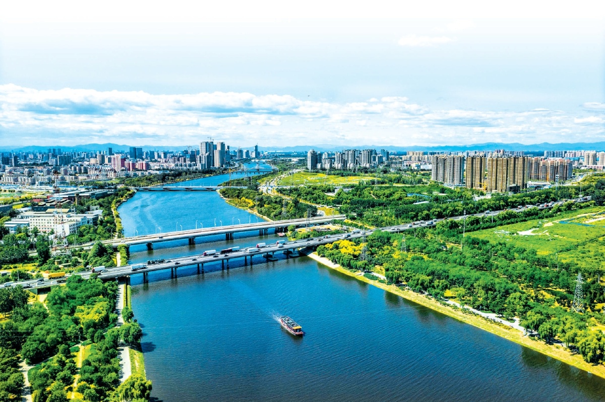 在波光瀲滟的大運(yùn)河畔，一座承載千年運(yùn)河文脈的現(xiàn)代化新城正加速崛起。