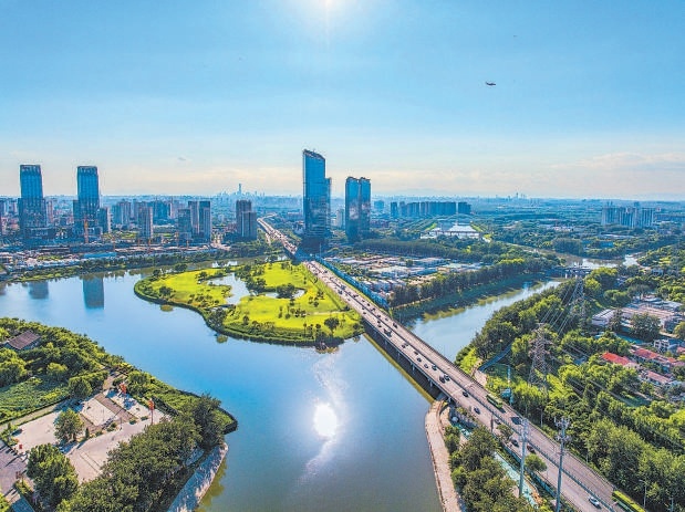 千年運(yùn)河畔崛起“活力之城”。圖為航拍副中心運(yùn)河商務(wù)區(qū)。