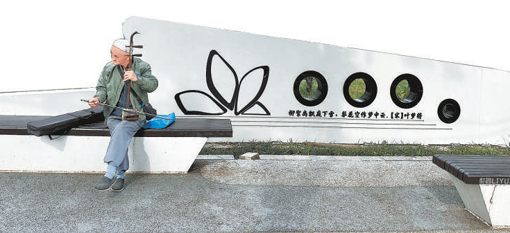 由鎮(zhèn)園藝師參與改造的云景東路微花園成了居民休閑遛彎的新去處。