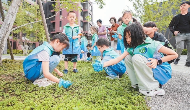 社區(qū)（村）級(jí)園藝師組建“小林長”隊(duì)伍，帶動(dòng)孩子們參與家門口的生態(tài)建設(shè)。圖為“運(yùn)河小河長”在開展生態(tài)環(huán)境保護(hù)活動(dòng)。