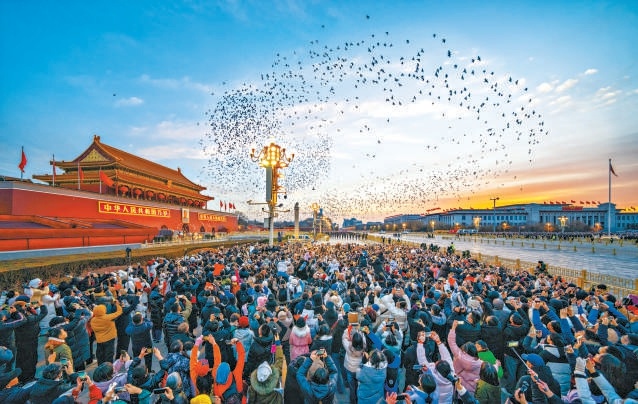 2025新年第一天，市民游客齊聚天安門廣場，共同見證五星紅旗冉冉升起。