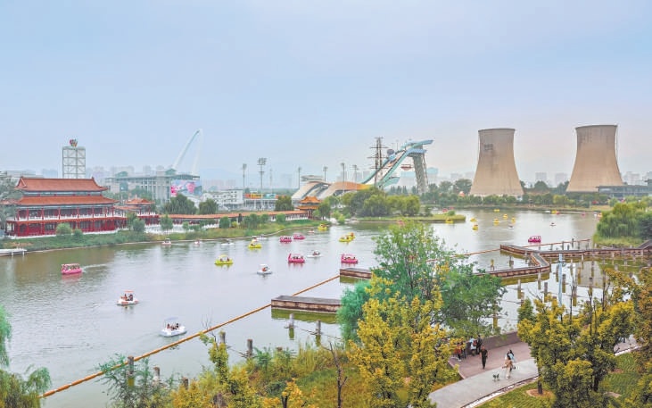 2025年國(guó)慶中秋假期，首鋼園成為球迷游客歡樂的海洋，WTT中國(guó)大滿貫賽帶火了周邊的賽事經(jīng)濟(jì)和文旅熱潮，群明湖上游船游弋，洋溢著秋日的愜意。