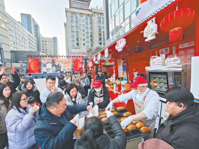 義利展臺(tái)的現(xiàn)烤面包一爐34個(gè)，短短三五分鐘就被搶購(gòu)一空。