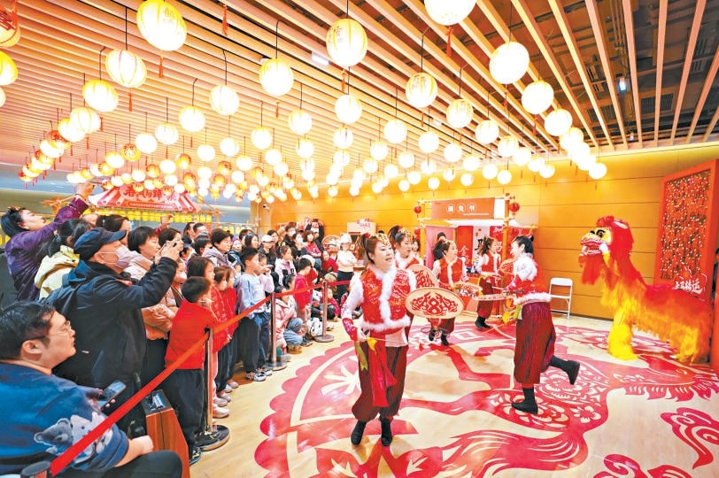 北京城市圖書館開設(shè)“春風(fēng)馬蹄·集”春節(jié)非遺市集，人氣火爆。