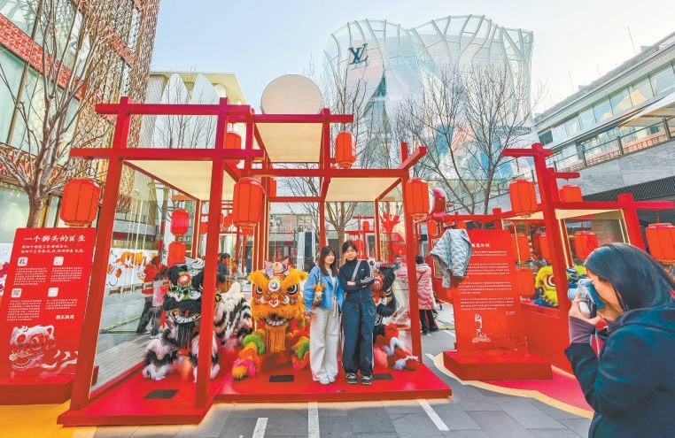 三里屯太古里商圈推出“獅王入京”主題展，吸引眾多市民游客前來觀賞拍照。