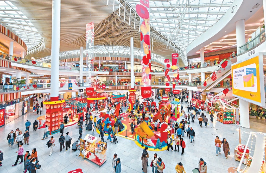 在西紅門薈聚購物中心，紅火喜慶的中庭迎接八方來客。