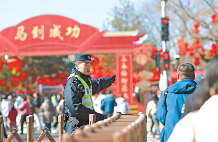 北京警方“一點一策”動態(tài)調(diào)整疏導(dǎo)措施和警力部署，全力護航平安祥和的新春佳節(jié)。