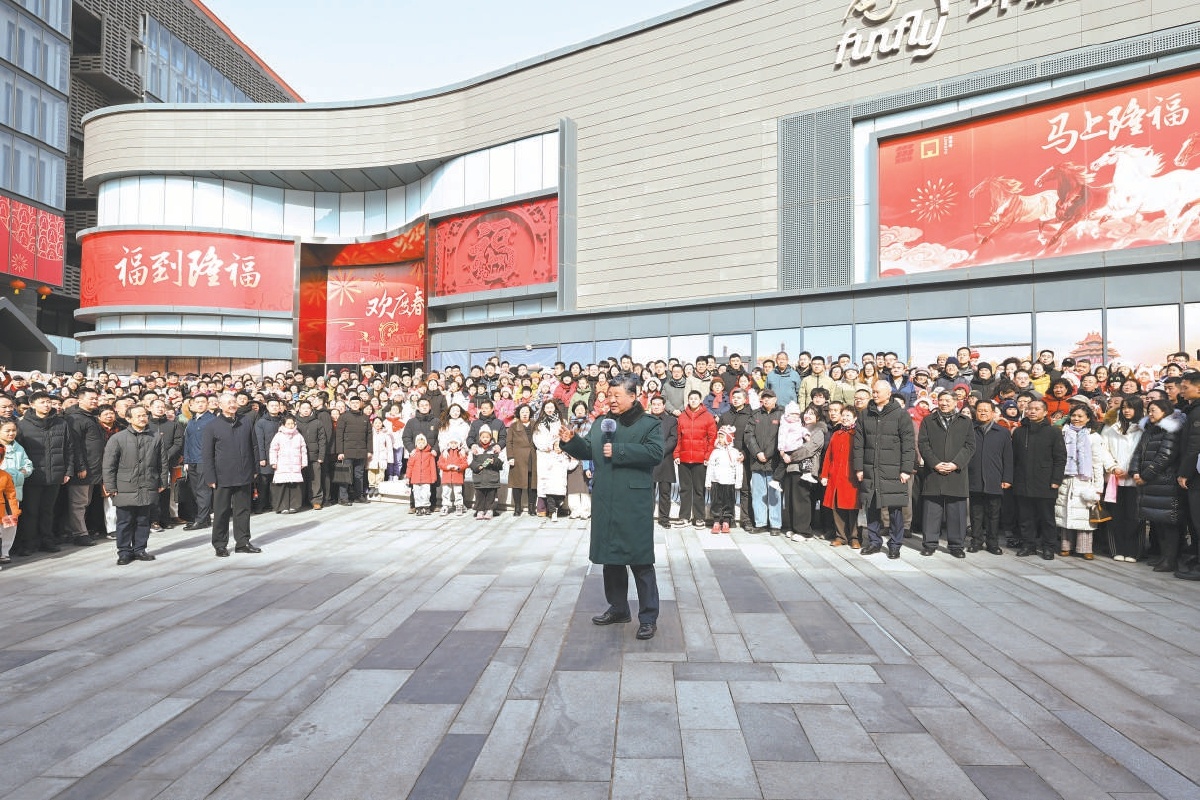 2月9日至10日，中共中央總書(shū)記、國(guó)家主席、中央軍委主席習(xí)近平在北京考察并看望慰問(wèn)基層干部群眾。這是10日上午，習(xí)近平在東城區(qū)隆福寺街區(qū)考察時(shí)，向全國(guó)各族人民和香港同胞、澳門同胞、臺(tái)灣同胞、海外僑胞致以美好的新春祝福。