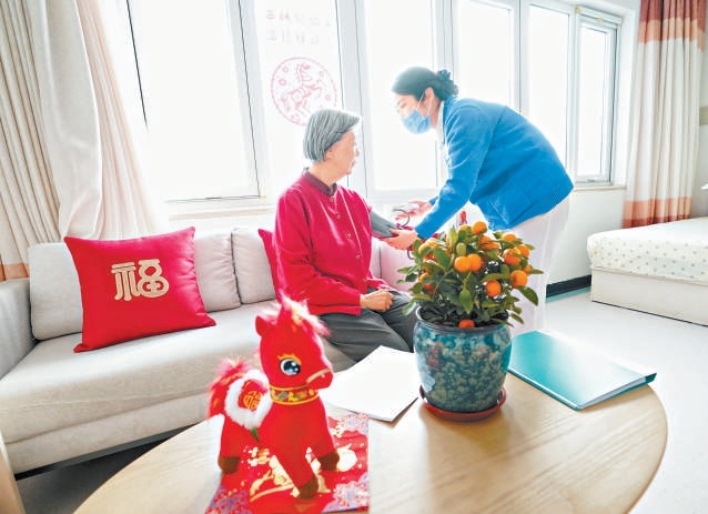 在銀齡老年公寓，工作人員正在為老人進(jìn)行健康監(jiān)測和日常巡診。