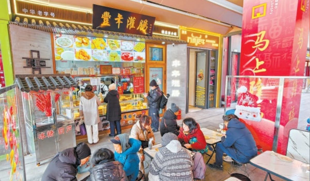 在隆福寺豐年灌腸店鋪，市民游客品嘗北京特色小吃