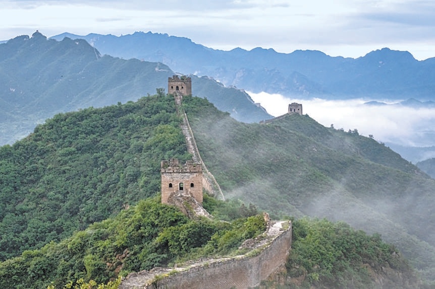 被綠樹籠罩的承德灤平金山嶺長城。