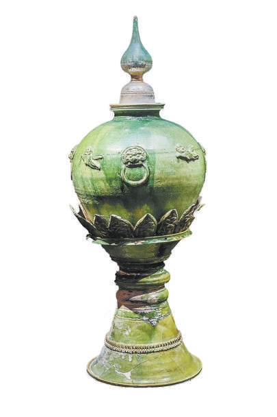 唐綠釉貼花塔形蓮座陶罐。