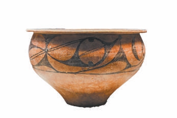 新石器時代深曲腹彩陶盆（復制品）。