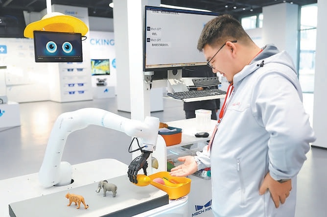 在雄安人工智能產(chǎn)業(yè)園展廳內(nèi)，具身智能“眼腦手”機器人正在演示。