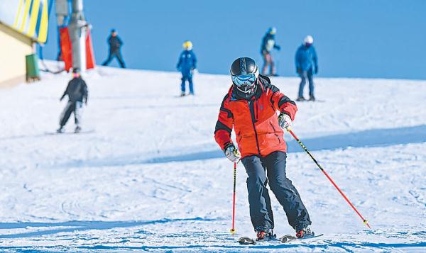 1月26日，滑雪愛好者們在張家口市崇禮區(qū)萬龍滑雪場滑雪。