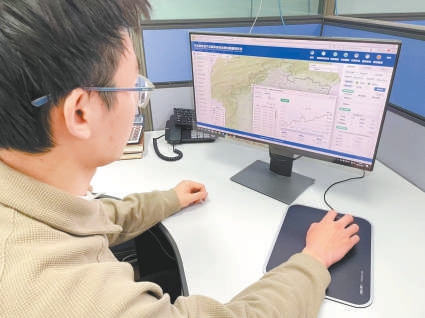 12月4日，工作人員通過(guò)華北地區(qū)地下水超采綜合治理信息管理系統(tǒng)監(jiān)測(cè)地下水治理情況。