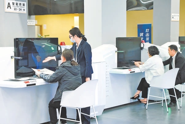 通過(guò)智能政務(wù)終端，辦事人可在十分鐘內(nèi)辦結(jié)大多數(shù)事項(xiàng)。