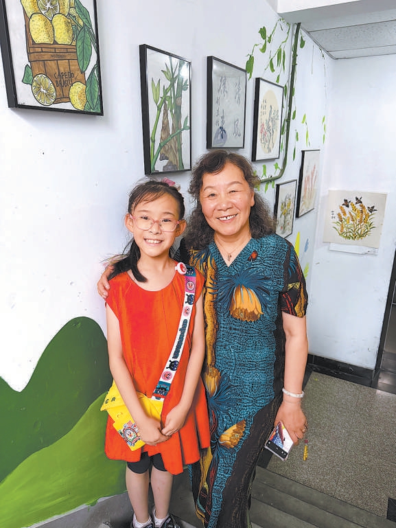 于沐晗和姥姥一起巡查樓門。