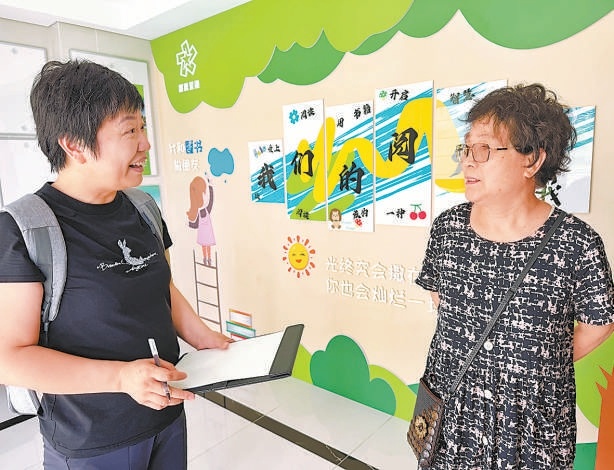 于偉娜（左）在社區(qū)內(nèi)走訪。