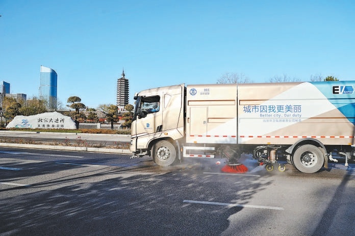 11月17日，城市副中心三廟一塔景區(qū)外，環(huán)衛(wèi)車清理街道。