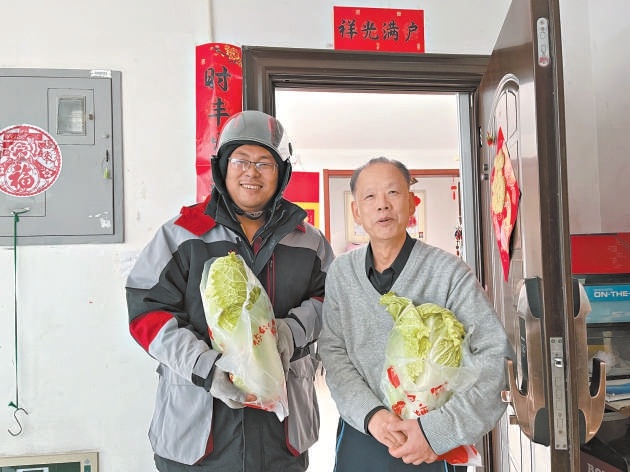 “玉見騎士”上門送愛心蔬菜。