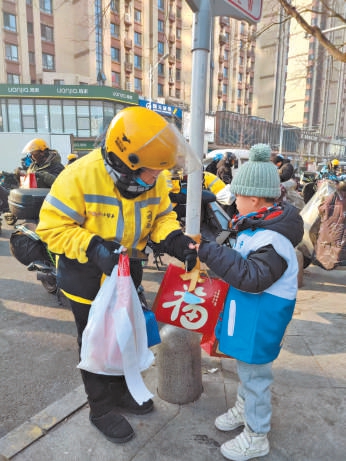 “北苑寶貝”為外賣騎手送福袋。