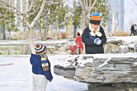 西海子公園南區(qū)拆除圍欄，市民逛公園更加便利。