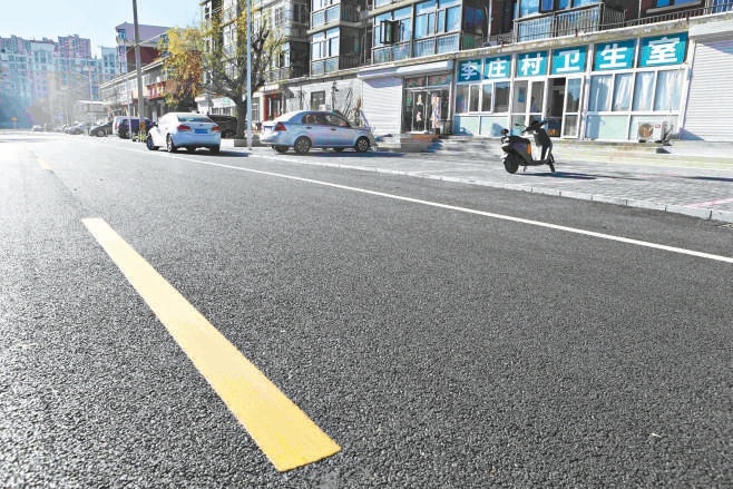 駕校中路改造完成后，路面平整寬闊，開車走路安全又舒心。