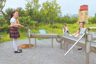 小朋友體驗老式壓水井。