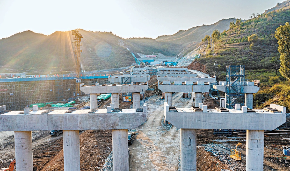 黑龍關(guān)2號隧道外，一座座橋梁高墩已經(jīng)拔地而起。