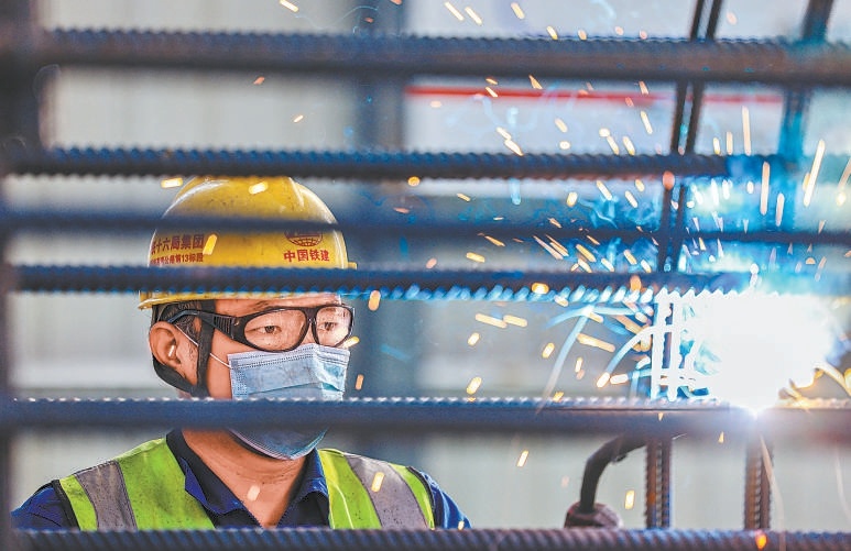 工人在進行鋼筋籠焊接。