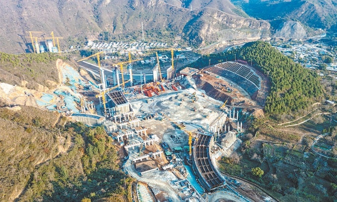 佛子莊互通立交包含1個全線唯一的服務區(qū)，因為建在山溝里，需填土方60萬立方米，最高填高34米。