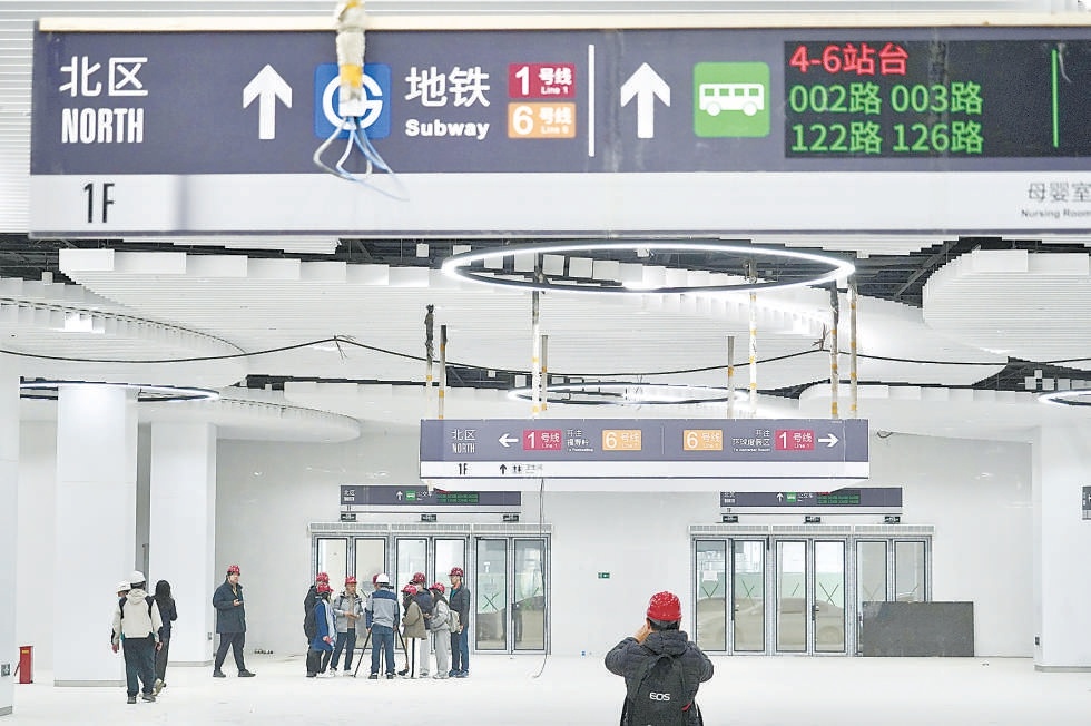 蘋果園綜合交通樞紐工程目前進(jìn)入收尾階段。