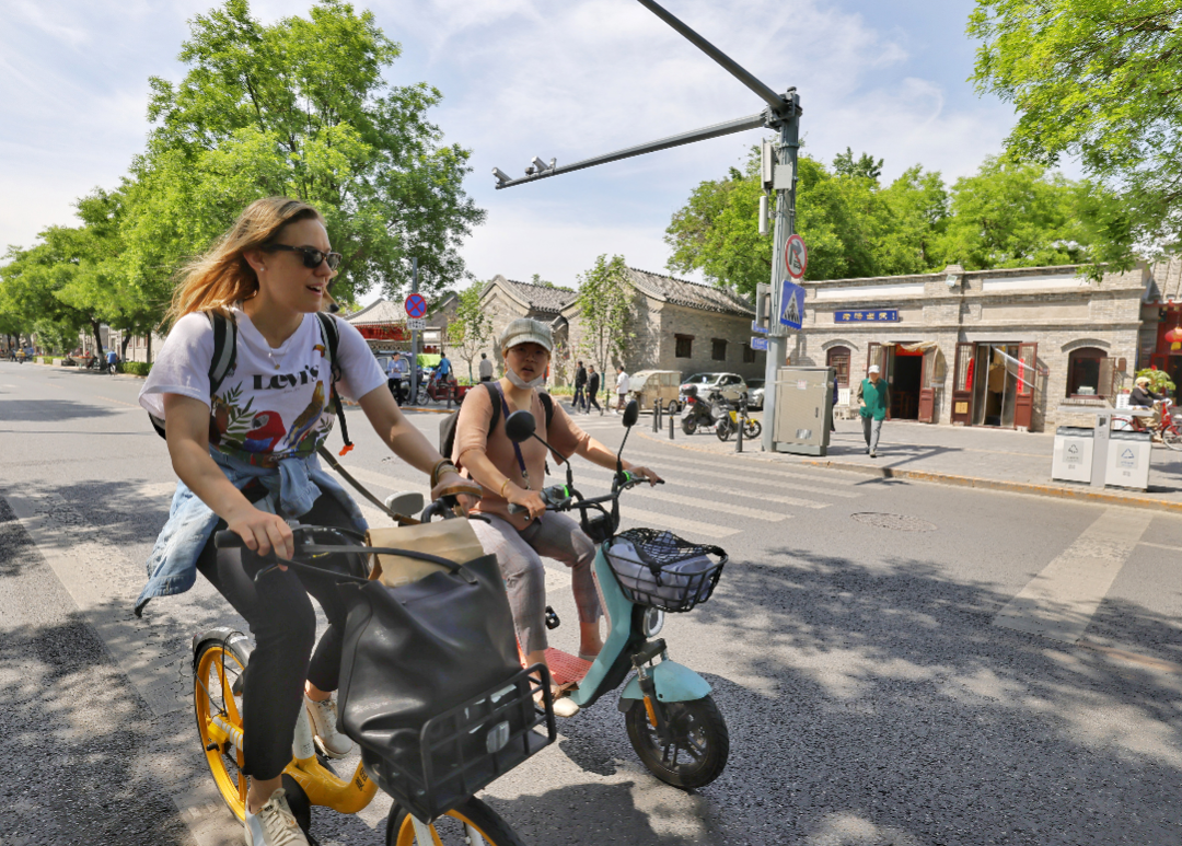 東城區(qū)崇雍大街實現(xiàn)“多桿合一”
