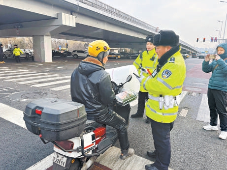 昨晨，雍和宮橋下路口，一輛電動自行車載物超規(guī)被查。