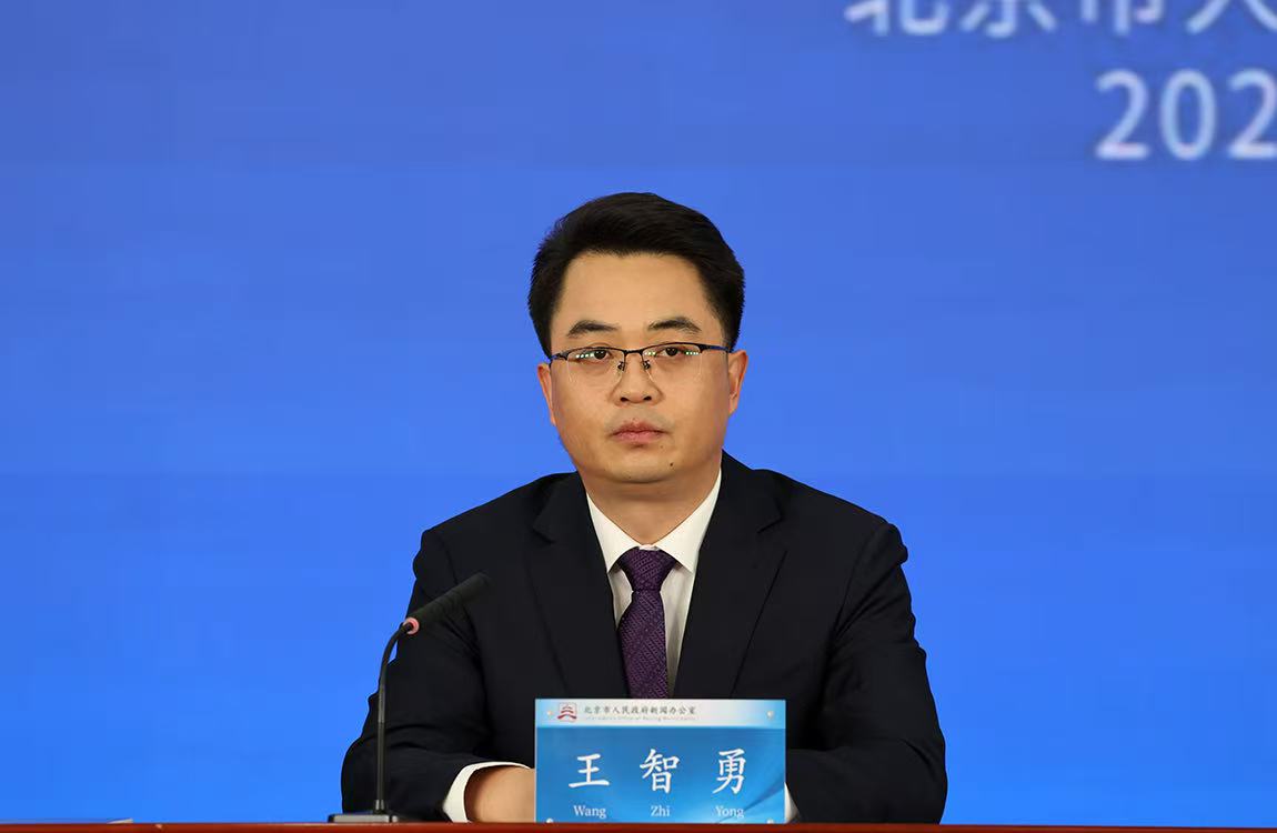 東城區(qū)推出“微風(fēng)露臺計劃”，打造消費新場景。請問東城區(qū)今后將如何進一步推動“文化強區(qū)”建設(shè)，以“文化+”賦能城市發(fā)展？