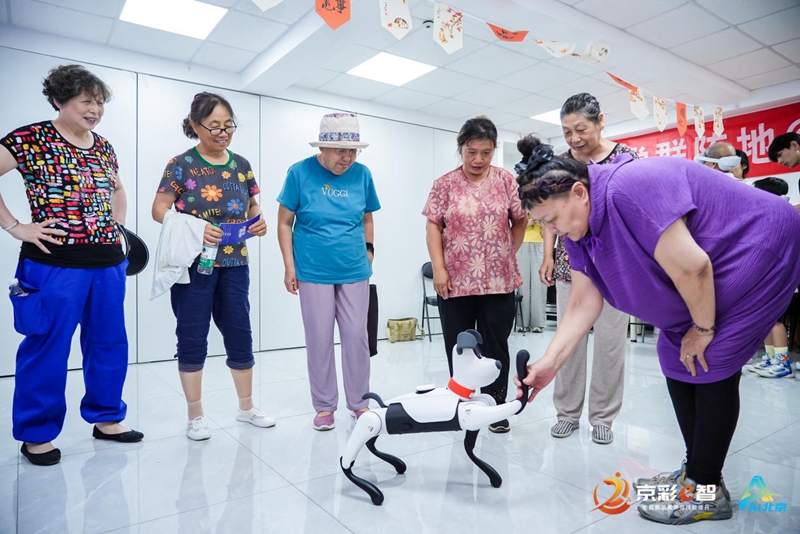 “京彩e智?數(shù)字轉(zhuǎn)角進(jìn)社區(qū)”系列活動舉辦 教老人守錢袋帶少年探未來