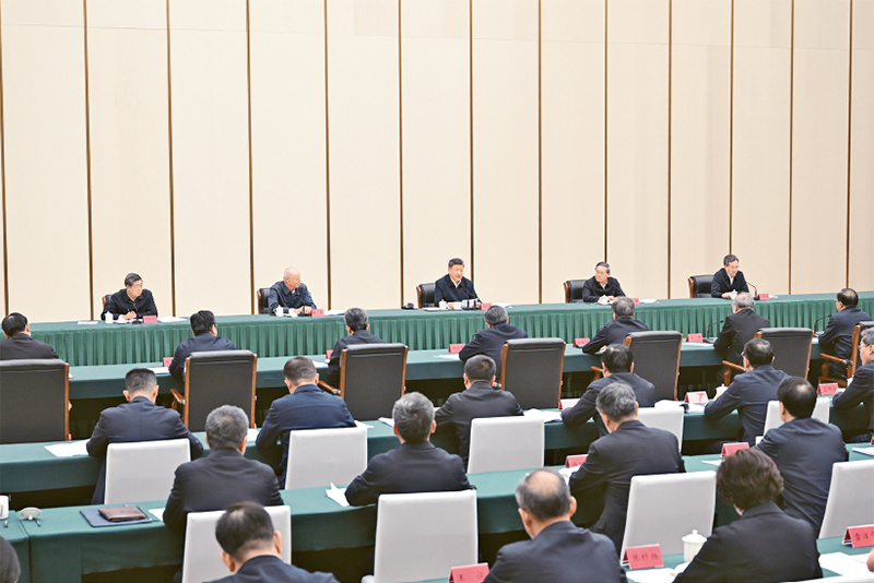 2026年3月23日，中共中央總書記、國(guó)家主席、中央軍委主席習(xí)近平在河北雄安新區(qū)考察，并主持召開深入推進(jìn)雄安新區(qū)高質(zhì)量建設(shè)和發(fā)展座談會(huì)。這是23日下午，習(xí)近平主持召開深入推進(jìn)雄安新區(qū)高質(zhì)量建設(shè)和發(fā)展座談會(huì)并發(fā)表重要講話。