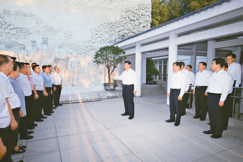 2024年10月15日至16日，中共中央總書記、國(guó)家主席、中央軍委主席習(xí)近平在福建考察。這是15日下午，習(xí)近平在漳州市東山縣谷文昌紀(jì)念館考察時(shí)，同谷文昌干部學(xué)院教師、學(xué)員代表親切交流。